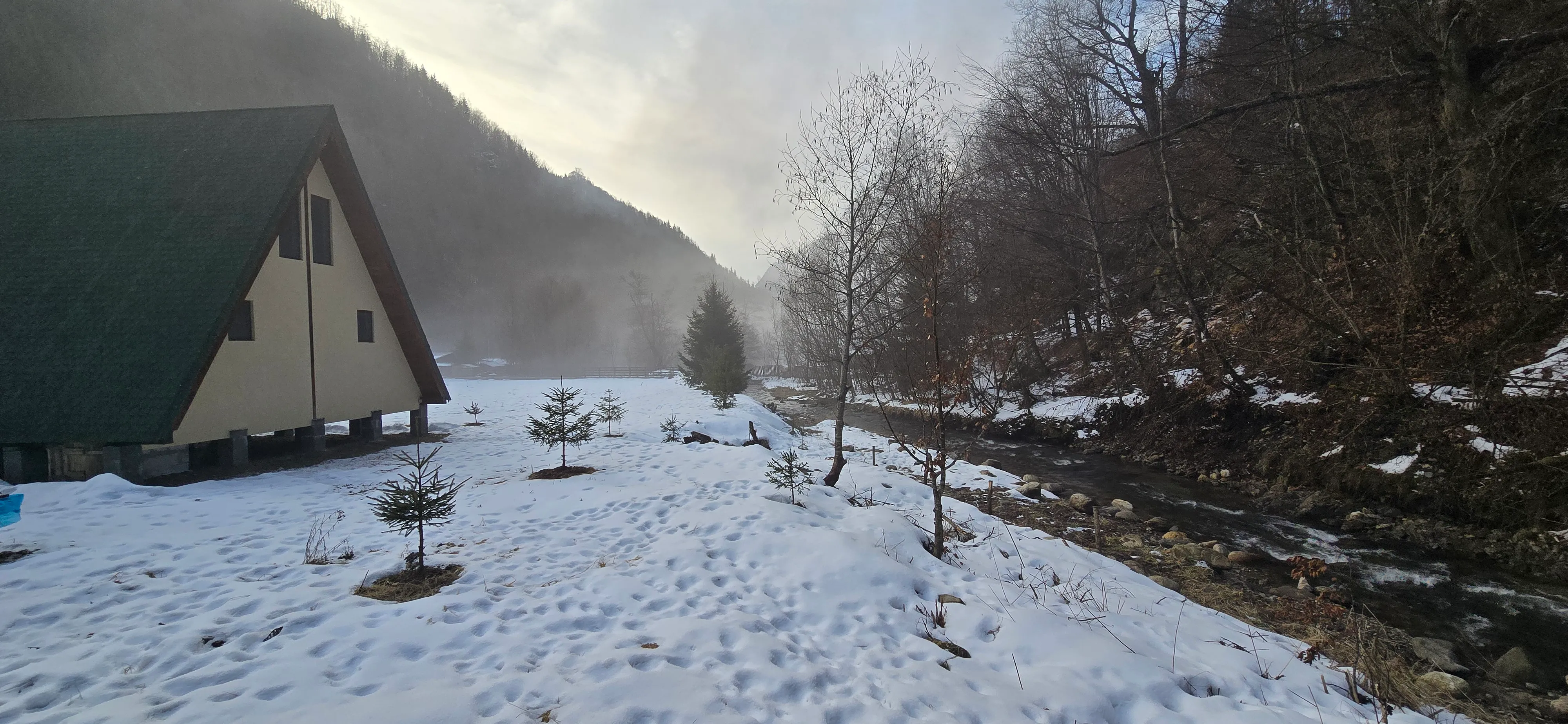 Die Hütte am Taia-Bach an einem nebligen Wintermorgen
