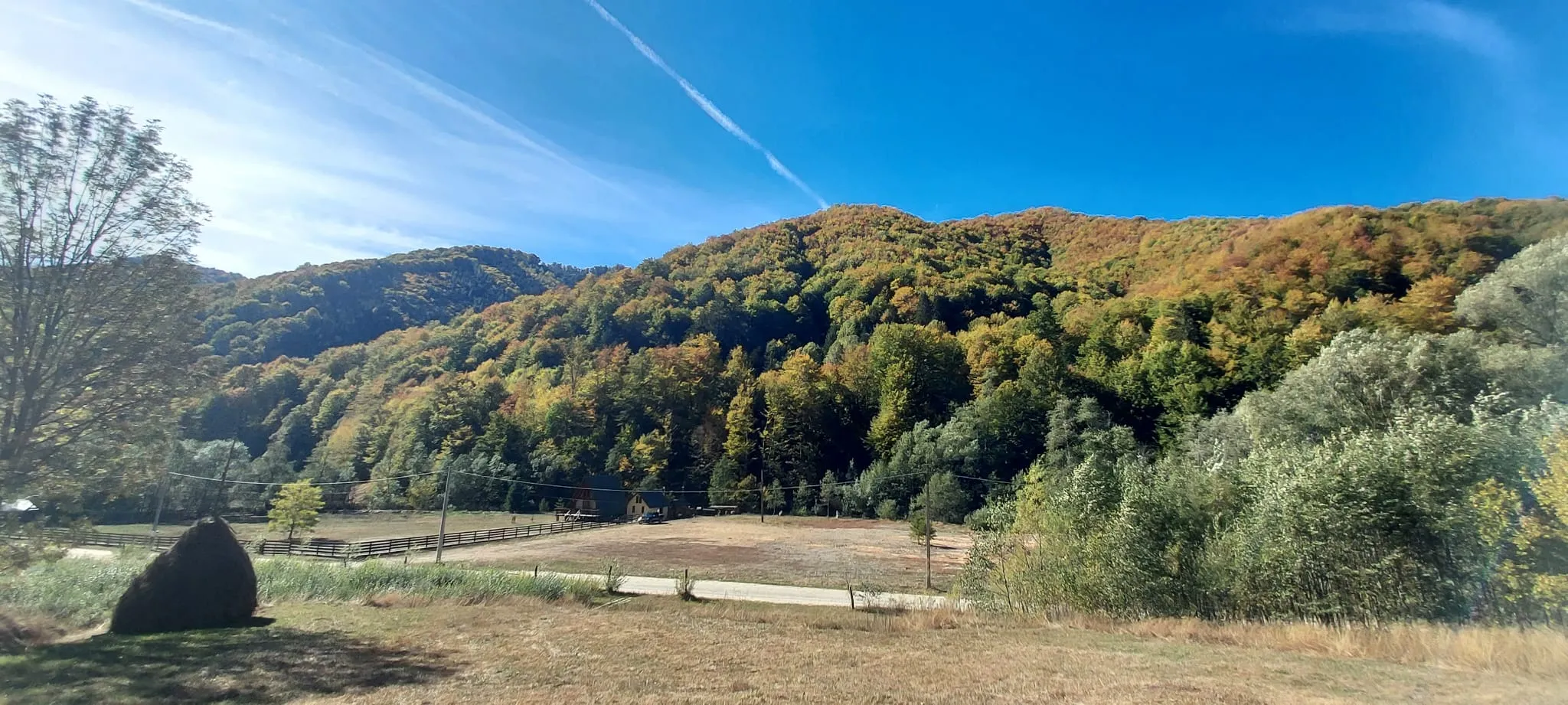 Herbstfarben auf den Hügeln über dem Taia-Tal