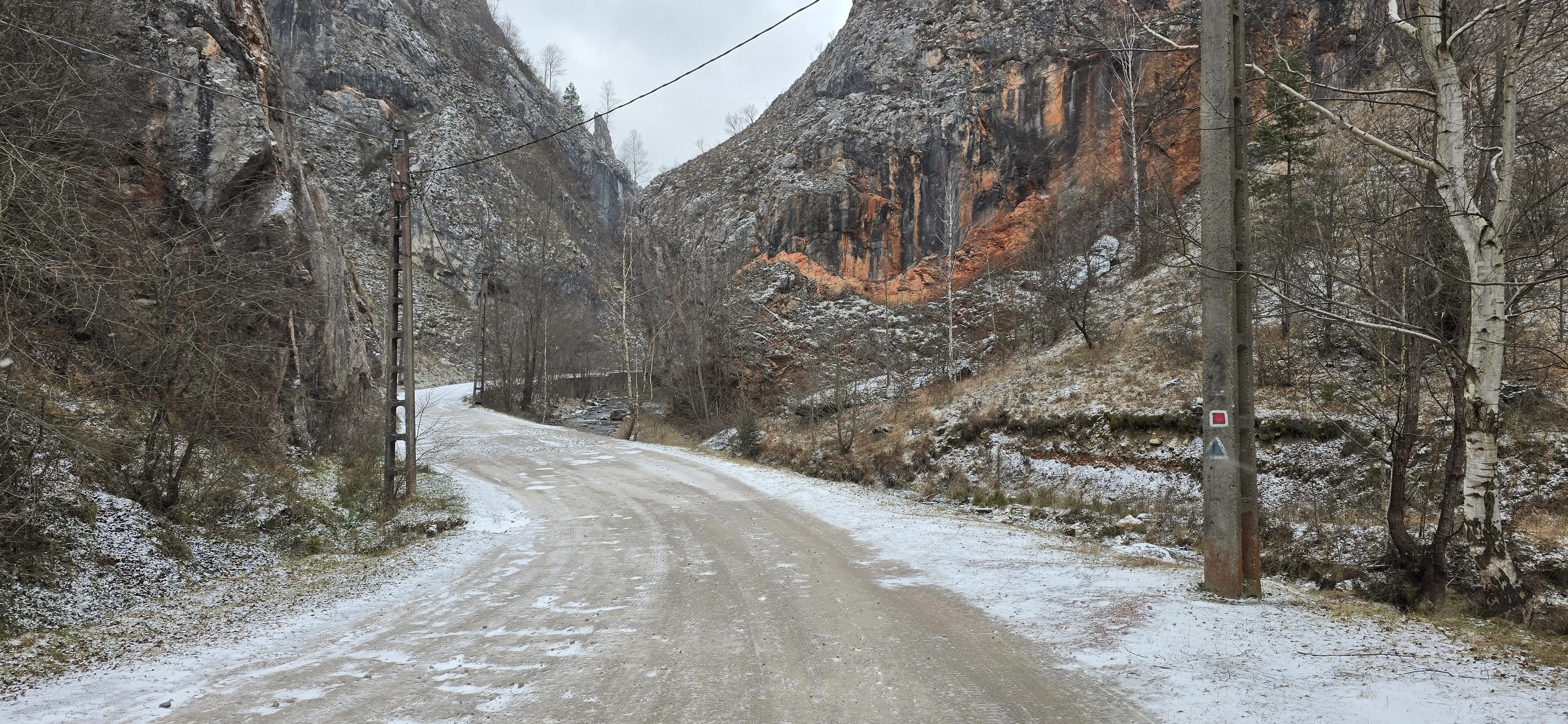 Die Straße durch die Taia-Schlucht zwischen Kalksteinwänden im Winter