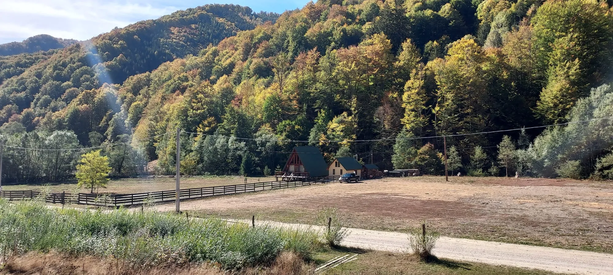 Die Hütte im Taia-Tal, umgeben von herbstlichem Wald